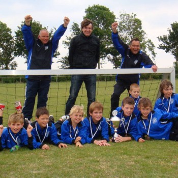 E1 zet kroon op het seizoen(kampioen van Goeree-Overflakkee 28-05-2011) E1 zet kroon op het seizoen(kampioen van Goeree-Overflakkee 28-05-2011)
